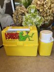 画像5: Kermit Muppet Plastic Yellow Lunch Box With Thermos / カーミット、マペットのプラスチック製　ランチボックス 水筒付き、60年代 (5)