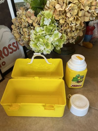 画像1: Kermit Muppet Plastic Yellow Lunch Box With Thermos / カーミット、マペットのプラスチック製　ランチボックス 水筒付き、60年代