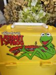 画像2: Kermit Muppet Plastic Yellow Lunch Box With Thermos / カーミット、マペットのプラスチック製　ランチボックス 水筒付き、60年代 (2)