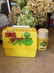 画像1: Kermit Muppet Plastic Yellow Lunch Box With Thermos / カーミット、マペットのプラスチック製　ランチボックス 水筒付き、60年代 (1)