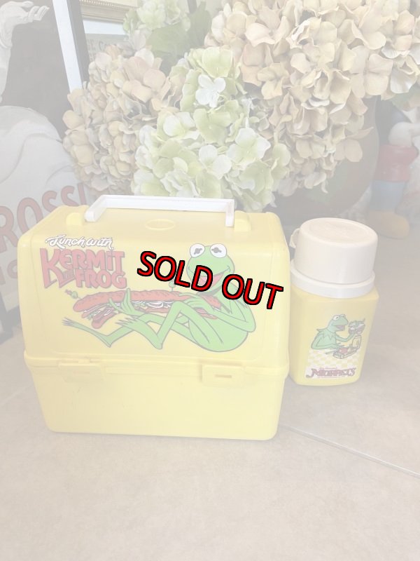 画像1: Kermit Muppet Plastic Yellow Lunch Box With Thermos / カーミット、マペットのプラスチック製　ランチボックス 水筒付き、60年代 (1)