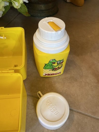 画像3: Kermit Muppet Plastic Yellow Lunch Box With Thermos / カーミット、マペットのプラスチック製　ランチボックス 水筒付き、60年代