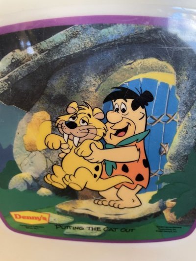 画像1: Hanna Barbera Flintstones Denny’s plastic plate Putting Cat Out　1989 / フリントストーンズ、デニーズ　プラスチック製プレート　プッティング　キャット　アウト