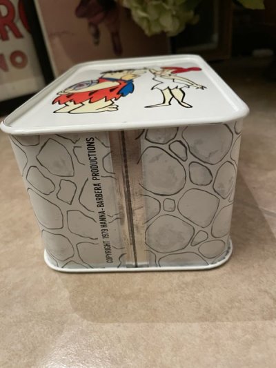 画像2: Hanna Barbera Flintstones Tin Can Fred & Wilma Coin Bank Box (D) / フリントストーン　ティン製　フレッドとウィルマ貯金箱　ボックス型缶