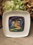 画像1: Hanna Barbera Flintstones Denny’s plastic plate Putting Cat Out　1989 / フリントストーンズ、デニーズ　プラスチック製プレート　プッティング　キャット　アウト (1)