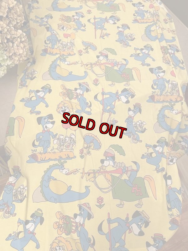 画像1: Hanna Barbera Huckleberry Hound  Flat Sheet  Yellow / ハンナバーベラ　レア！！　ハックルベリーハウンド　フラットシーツ (1)