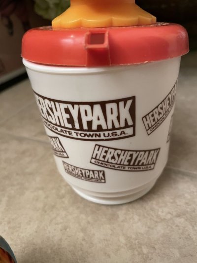 画像2: Hershey‘s Park Whirley Mow Cow  Plastic Mug / ハーシーズ　 モーカウ　プラスチック製マグカップ