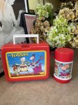 画像1: Denny’s Flintstones Red Plastic Lunch Box With Thermos 1989 / デニーズ　フリントストーン　プラスチック製　ランチボックス　水筒付き (1)