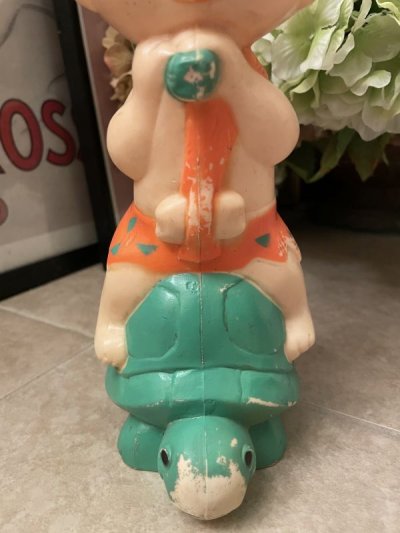 画像2: Hanna Barbera Flintstones Bamm Bamm On the turtle Plastic Coin Bank Doll / フリントストーン　バンバンと亀のプラスチック製 貯金箱　ドール　