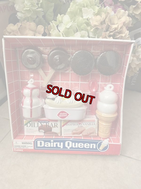 画像1: Dairy Queen play food set with box 2002 / ディリークィーンの箱入りプレイフードセット (1)