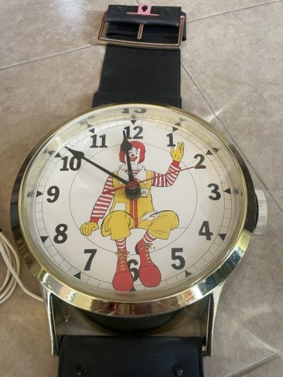 画像1: McDonalds Ronald Large Wall Clock Watch Style 93cm (B)  / マクドナルド、ロナルドの大きい腕時計スタイルの丸い壁時計　大きいウォールクロック