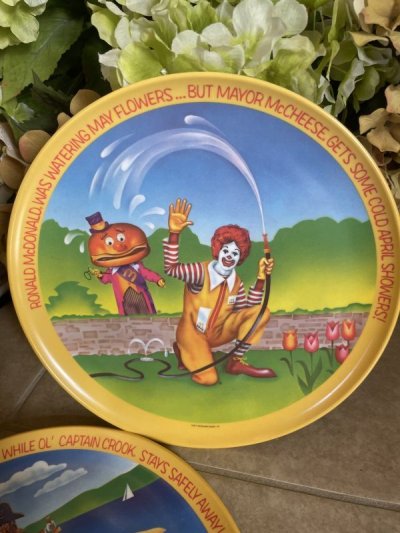 画像2: McDonald’s Plastic Plate set of 2 (C) 1977 / マクドナルドのプラスチック製、プレート2枚セット、春＆夏