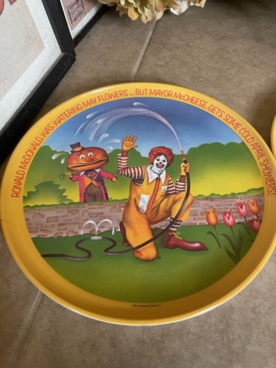 画像1: McDonald’s Plastic Plate set of 2 (A) / マクドナルドのプラスチック製、プレート2枚セット、春＆秋