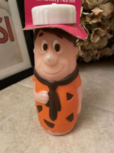 画像1: Hanna Barbera Flintstones Fred Baby Milk Bottle with Tag 1977 /  フリントストーンズ、タグ付きフレッドの哺乳瓶ドール