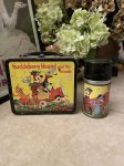 画像1: Huckleberry Hound Yogi Bear Tin Lunch Box with Thermos 1961 /　ハックルベリーハウンド、ヨギベア　ティン製　水筒付きランチボックス缶  (1)