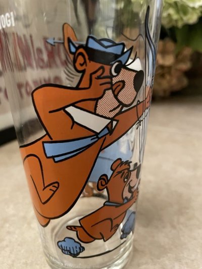 画像1: Hanna Barbera Yogi Bear & Huckleberry Hound Pepsi Glass 1977 (A) / レア！！ ハンナ・バーベラのヨギベア & ハックルベリーハウンド　ペプシ グラス