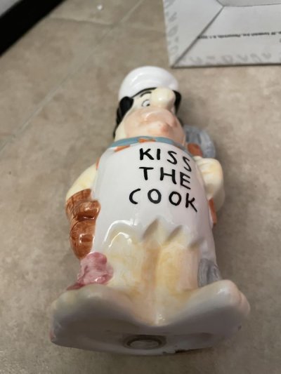 画像1: Flintstones Kiss the Cook Ceramic Salt & Pepper with Box (A) / フリントストーン　箱入り陶器製、塩コショウのセット キッス、ザ、クック