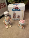 画像1: Flintstones Kiss the Cook Ceramic Salt & Pepper with Box (A) / フリントストーン　箱入り陶器製、塩コショウのセット キッス、ザ、クック (1)