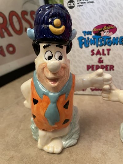 画像1: Flintstones Water Baffalo Ceramic Salt & Pepper with Box (B) / フリントストーン　箱入り陶器製、塩コショウのセット ウォーターバッファロー