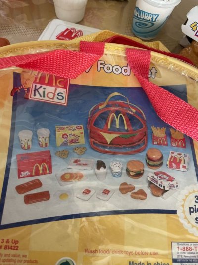 画像2: McDonald’s happy meal play food set with backpack over 30 Pieces (C) / マクドナルドのチーズバーガー型リュック付き、プレイフードセット 30ピース以上