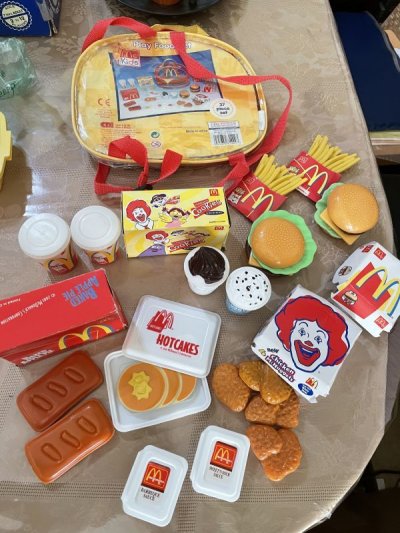 画像3: McDonald’s happy meal play food set with backpack over 30 Pieces (C) / マクドナルドのチーズバーガー型リュック付き、プレイフードセット 30ピース以上