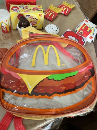 画像1: McDonald’s happy meal play food set with backpack over 30 Pieces (C) / マクドナルドのチーズバーガー型リュック付き、プレイフードセット 30ピース以上