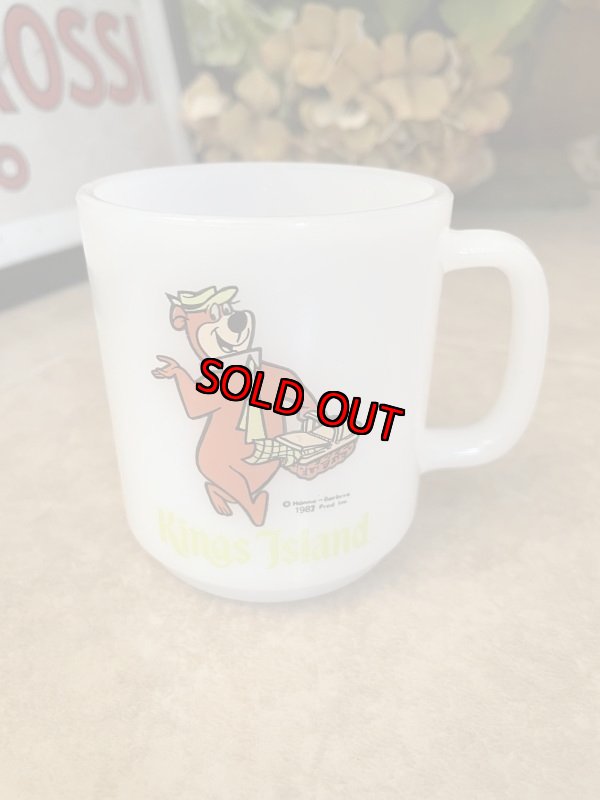 画像1: Yogi Bear Kings Island Glasbake milk glass  Mug / ヨギベア  キングスアイランド　グラスベイクミルクグラス　マグ  1982 年 (1)