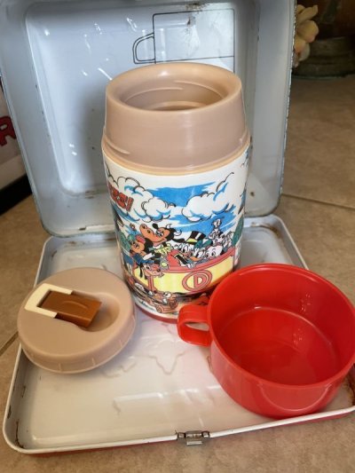 画像3: Mickey Mouse Disney Express Tin Lunch Box With Thermos / ミッキーマウスのディズニーエクスプレス、ティン製　ランチボックス 水筒付き 70年代