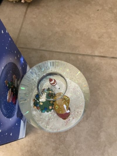 画像2: Peanuts Snoopy Christmas Snow Globe musical ball  with box / ピーナッツ、スヌーピー　箱入りスノーボールのオルゴール