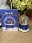 画像4: Peanuts Snoopy Christmas Snow Globe musical ball  with box / ピーナッツ、スヌーピー　箱入りスノーボールのオルゴール (4)