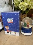 画像9: Peanuts Snoopy Christmas Snow Globe musical ball  with box / ピーナッツ、スヌーピー　箱入りスノーボールのオルゴール (9)