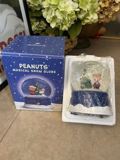 画像1: Peanuts Snoopy Christmas Snow Globe musical ball  with box / ピーナッツ、スヌーピー　箱入りスノーボールのオルゴール