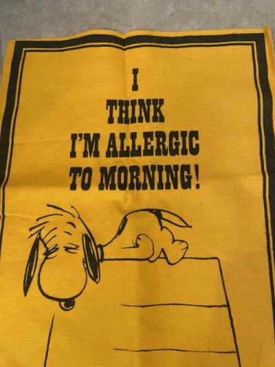 画像1: Peanuts Snoopy Yellow Felt Banner Allergic Morning / ピーナッツ　スヌーピー　黄色　フェルト　バナー　アレルギーモーニング