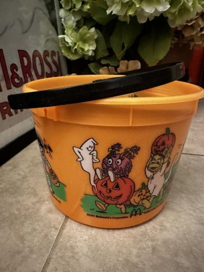 画像2: McDonald’s  Halloween Orange plastic Bucket with bat handle 2001 / マクドナルド  ハロウィン　オレンジバケツ　プラスチック製　