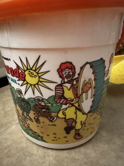 画像1: McDonald’s  Parade happy pail plastic White Bucket / マクドナルド  パレード　黄色いスコップ付き白バケツ　プラスチック製　ハッピーミール