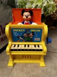 画像1: Disney Mickey Mouse busy pop-up piano Jack in the box 1975 / ディズニーのミッキーマウス　ポップアップ　ピアノ　ジャックインザボックス (1)