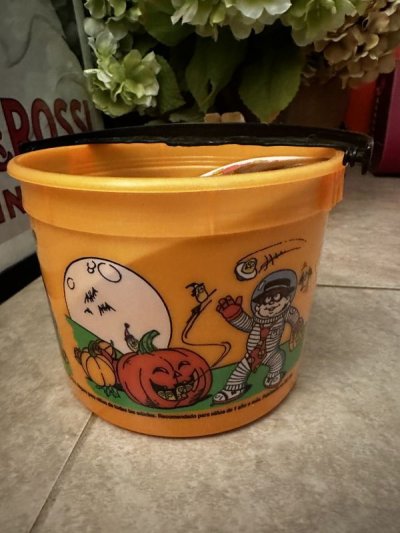 画像1: McDonald’s  Halloween Orange plastic Bucket with bat handle 2001 / マクドナルド  ハロウィン　オレンジバケツ　プラスチック製　