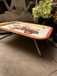 画像9: Disney Ted Car drive Tin  TV Tray Stand  / ディズニー　レッドカー　赤い車　おでかけ　アルミ製　テレビトレイ (9)