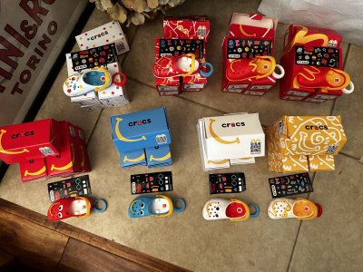 画像2: McDonald’s Crocs keychain happy set , set of 8 with box(Sealed) / マクドナルド クロックス　キーホルダー　箱入り8個セット　日本未入荷