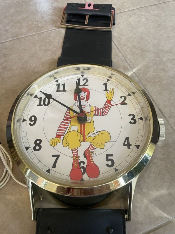 McDonalds Ronald Large Wall Clock Watch Style 93cm (B) /  マクドナルド、ロナルドの大きい腕時計スタイルの丸い壁時計　大きいウォールクロック