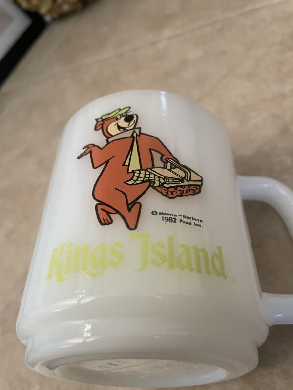 Yogi Bear Kings Island Glasbake milk glass Mug / ヨギベア キングスアイランド　 グラスベイクミルクグラス　マグ 1982 年