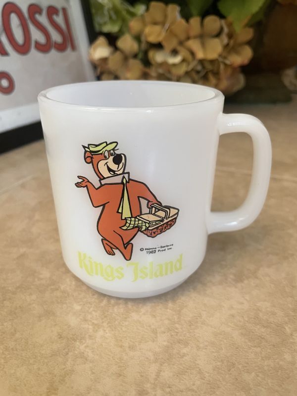 Yogi Bear Kings Island Glasbake milk glass Mug / ヨギベア キングスアイランド　 グラスベイクミルクグラス　マグ 1982 年